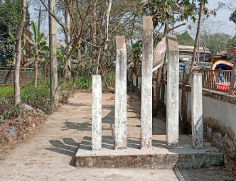 বরগুনার গৌরীচন্নায় বাউন্ডারির ভিতরে  আটকে পড়েছে শহীদ মিনারে শ্রদ্ধা